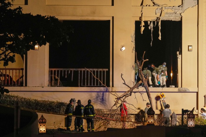 سقوط آرامش دبی؛ چگونه جنگ ایران تصویر لوکس خلیج فارس را بر هم زد؟ Firemen and rescue workers inspect the site of an explosion at the Fairmont The Palm Hotel in Dubai.