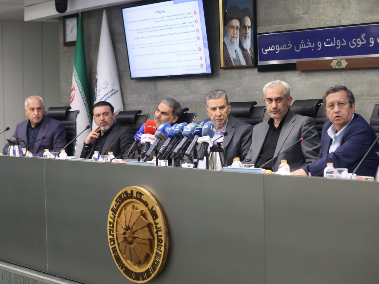 مدنیزاده: روش فعلی قیمتگذاری دارو پاسخگو نیست | همتی: محدودیت بانکی صادرکنندگان عراق رفع میشود مدنیزاده: روش فعلی قیمتگذاری دارو پاسخگو نیست | همتی: محدودیت بانکی صادرکنندگان عراق رفع میشود