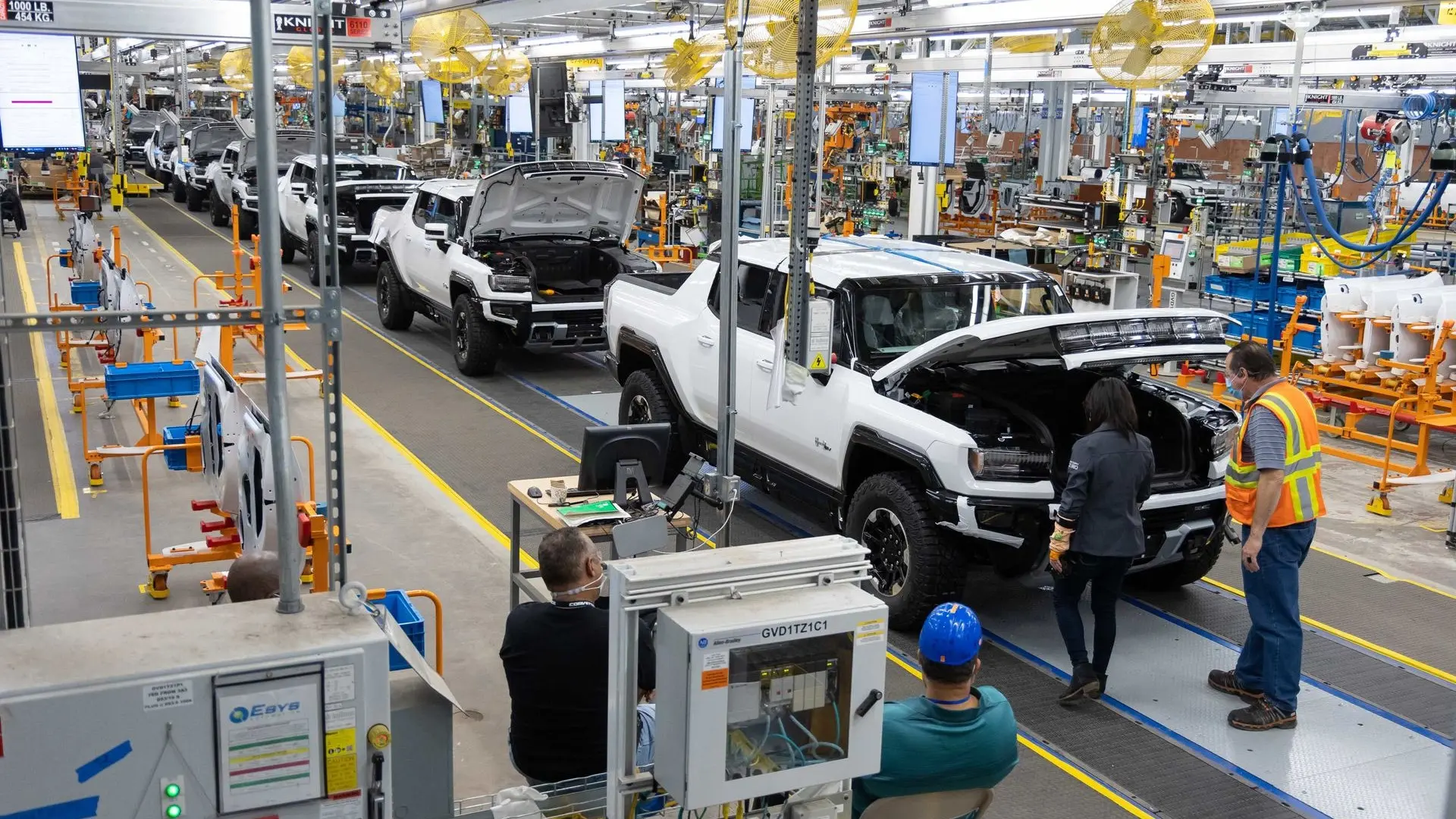 آمار در تضاد با توهم خودرویی ترامپ 2022-gmc-hummer-ev-pre-production-at-factory-zero-plant-in-detroit-michigan_100815680